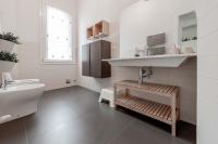 A bathroom at Realkasa De Crescenzi Family Apartment