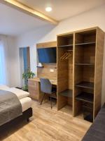 A bed or beds in a room at Laudach INN