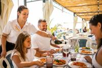 Gæster der bor på Bikini Tropicana Family Hotel