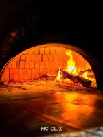 Un horno de ladrillo con fuego. en Kandy City View, en Kandy