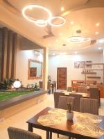 ein Wartezimmer mit Tisch und Stühlen in der Unterkunft Golden Suites in General Santos