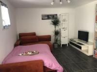 Telewizja i/lub zestaw kina domowego w obiekcie Maison avec piscine au calme