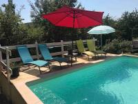 Basen w obiekcie Maison avec piscine au calme lub w pobliżu