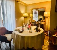 una mesa de comedor con un mantel blanco. en Hotel Royal, en Crans-Montana