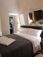 A bed or beds in a room at Real Giardinetto a Toledo
