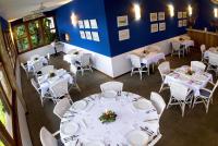 einen Blick über ein Esszimmer mit Tischen und Stühlen in der Unterkunft Santa Clara Hotel in Paraty