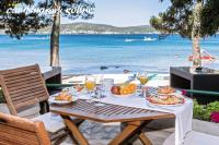 Una mesa con comida y vista al mar. en InnMare Mobile Homes, en Biograd na Moru