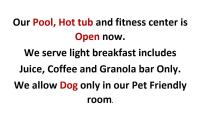 un cartel que lee nuestra piscina jacuzzi y gimnasio está abierto ahora en Days Inn by Wyndham Black Bear, en Salem