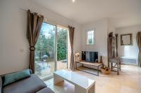 Telewizja i/lub zestaw kina domowego w obiekcie Pretty air-conditioned house with flower garden