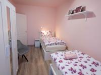 Łóżko lub łóżka w pokoju w obiekcie Pajger Apartman Egyetemváros