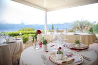 ein für eine Hochzeit gedeckter Tisch mit weißen Tischen und Stühlen in der Unterkunft Le Gemme Suite B&B in Verona