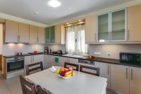 Kuchyňa alebo kuchynka v ubytovaní Villa Rami by Villa Plus