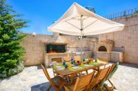 Patio alebo iná vonkajšia časť ubytovania Villa Rami by Villa Plus