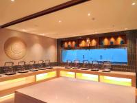 ein Meditationsraum mit einem Tisch und Stühlen darin in der Unterkunft Signature Hotels in Visakhapatnam