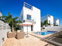 Bazén v ubytování Nissi beach villa Magnolia nebo v jeho okolí