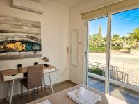 Balkón nebo terasa v ubytování Nissi beach villa Magnolia