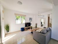 TV a/nebo společenská místnost v ubytování Nissi beach villa Magnolia