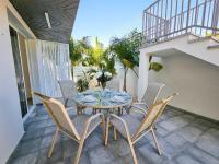 Balkón nebo terasa v ubytování Nissi beach villa Magnolia
