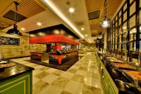 een restaurant met een grote keuken met een lange toonbank bij Seaden Valentine Resort & Spa in Side