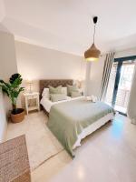 Postel nebo postele na pokoji v ubytování Sotogrande Alboaire- Waterfront luxury 4 bedroom Apt in the Marina of Sotogrande