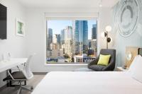 Astra Hotel, Seattle, a Tribute Portfolio Hotel by Marriottにあるベッド