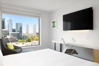 Astra Hotel, Seattle, a Tribute Portfolio Hotel by Marriottにあるテレビまたはエンターテインメントセンター