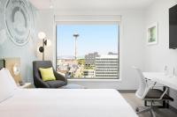 Astra Hotel, Seattle, a Tribute Portfolio Hotel by Marriottにあるベッド
