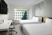 Astra Hotel, Seattle, a Tribute Portfolio Hotel by Marriottにあるベッド