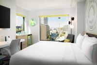 Astra Hotel, Seattle, a Tribute Portfolio Hotel by Marriottにあるベッド