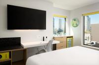 Astra Hotel, Seattle, a Tribute Portfolio Hotel by Marriottにあるテレビまたはエンターテインメントセンター