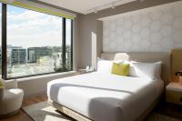 Astra Hotel, Seattle, a Tribute Portfolio Hotel by Marriottにあるベッド