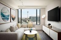 Astra Hotel, Seattle, a Tribute Portfolio Hotel by Marriottにあるテレビまたはエンターテインメントセンター