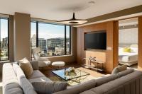 Astra Hotel, Seattle, a Tribute Portfolio Hotel by Marriottにあるテレビまたはエンターテインメントセンター