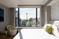 Astra Hotel, Seattle, a Tribute Portfolio Hotel by Marriottにあるベッド