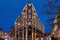 Un gran edificio con un reloj encima. en Matild Palace, a Luxury Collection Hotel, en Budapest