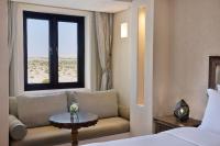 Postel nebo postele na pokoji v ubytování Al Wathba, a Luxury Collection Desert Resort & Spa, Abu Dhabi