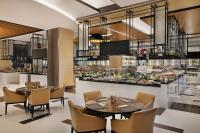 een restaurant met tafels en stoelen en een toonbank bij Marriott Resort Palm Jumeirah, Dubai in Dubai