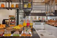 een keuken met fruit en drankjes op een aanrecht bij Marriott Resort Palm Jumeirah, Dubai in Dubai