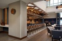 Un restaurante u otro lugar para comer en Tysons Corner Marriott