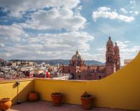 Una vista de una ciudad desde el tejado de un edificio. en Hotel Casa Santa Lucia, en Zacatecas