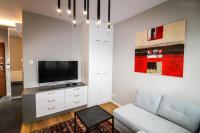 Telewizja i/lub zestaw kina domowego w obiekcie D Apartments Centrum Ogień