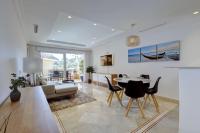 Posezení v ubytování Stunning 2 Bedroom Apartment in Aloha Hill Club