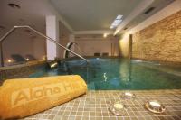 Bazén v ubytování Stunning 2 Bedroom Apartment in Aloha Hill Club nebo v jeho okolí