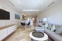 Posezení v ubytování Stunning 2 Bedroom Apartment in Aloha Hill Club