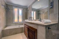 Koupelna v ubytování Stunning 2 Bedroom Apartment in Aloha Hill Club