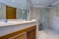 Koupelna v ubytování Stunning 2 Bedroom Apartment in Aloha Hill Club