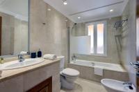 Koupelna v ubytování Stunning 2 Bedroom Apartment in Aloha Hill Club