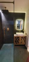 Contemporary Dublin Suite with Hot Tubの見取り図または間取り図