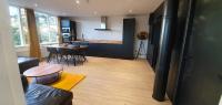 Contemporary Dublin Suite with Hot Tubにあるキッチンまたは簡易キッチン
