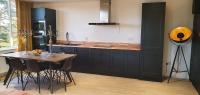 Contemporary Dublin Suite with Hot Tubにあるキッチンまたは簡易キッチン